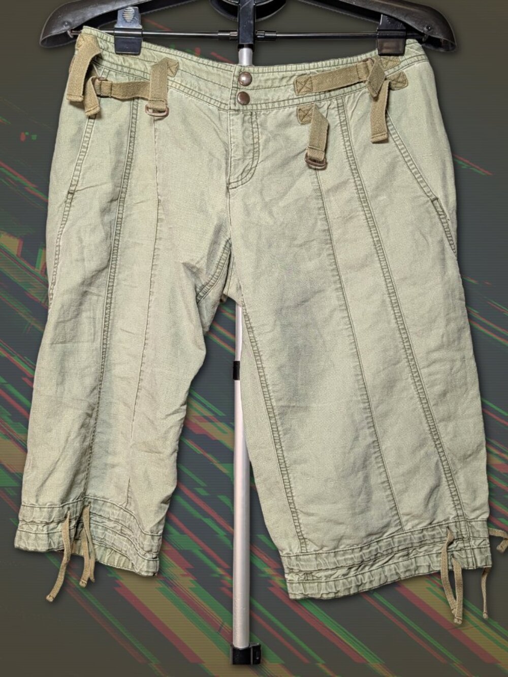 Free People sz 6 Army Green Capri Pants, Pockets! Adorable buckles detailing